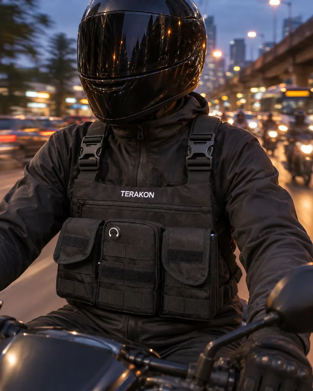 Pengendara motor memakai TERAKON Chest Bag warna Black di jalan kota saat senja