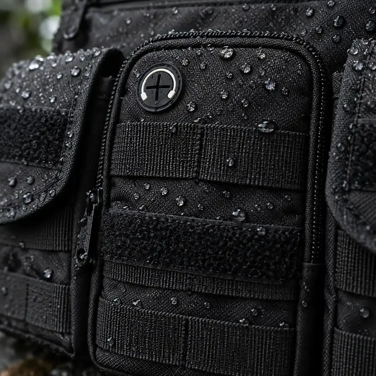 Butiran air di permukaan kain TERAKON Chest Bag warna Black