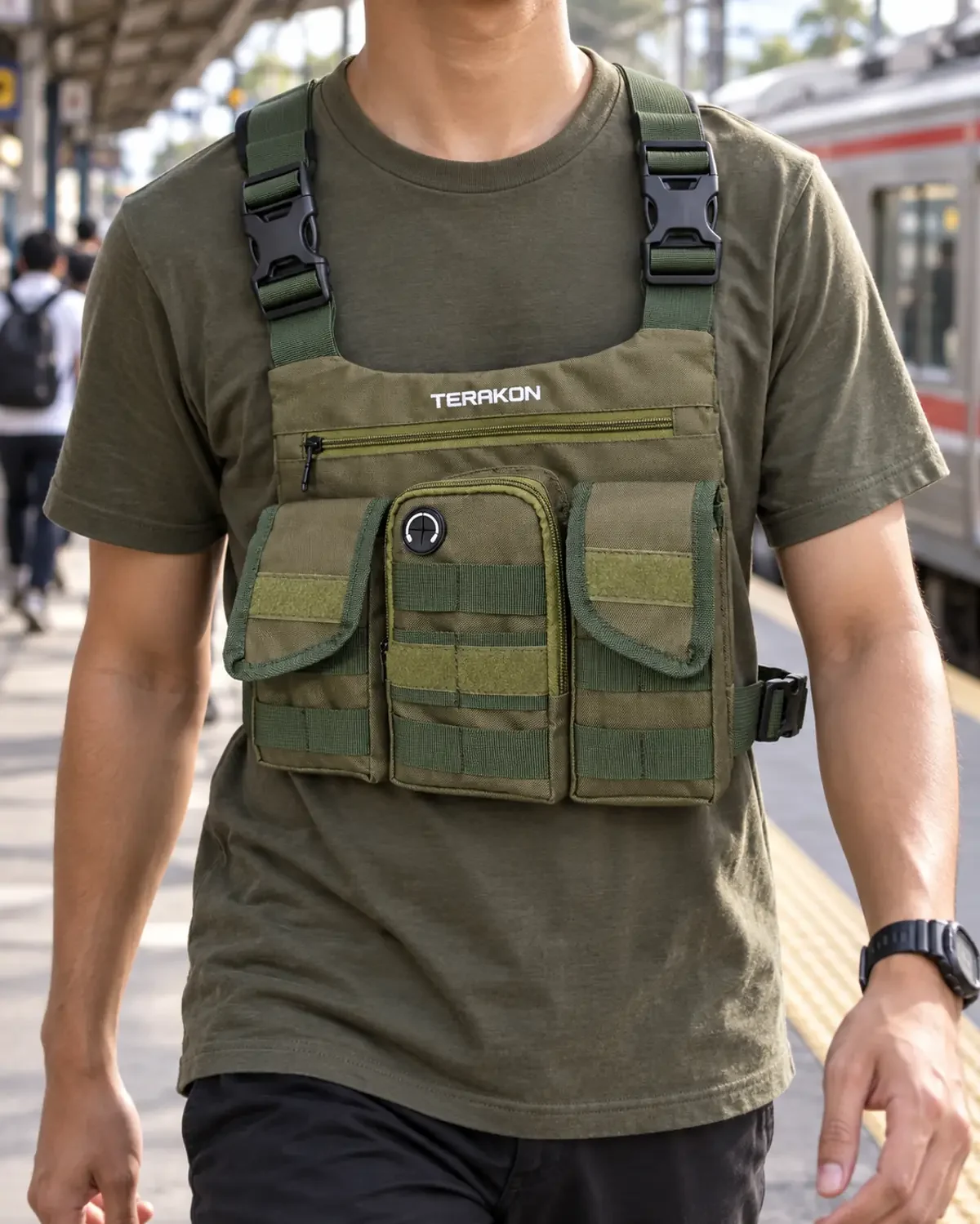 Penumpang memakai TERAKON Chest Bag warna Army di depan badan di peron kereta